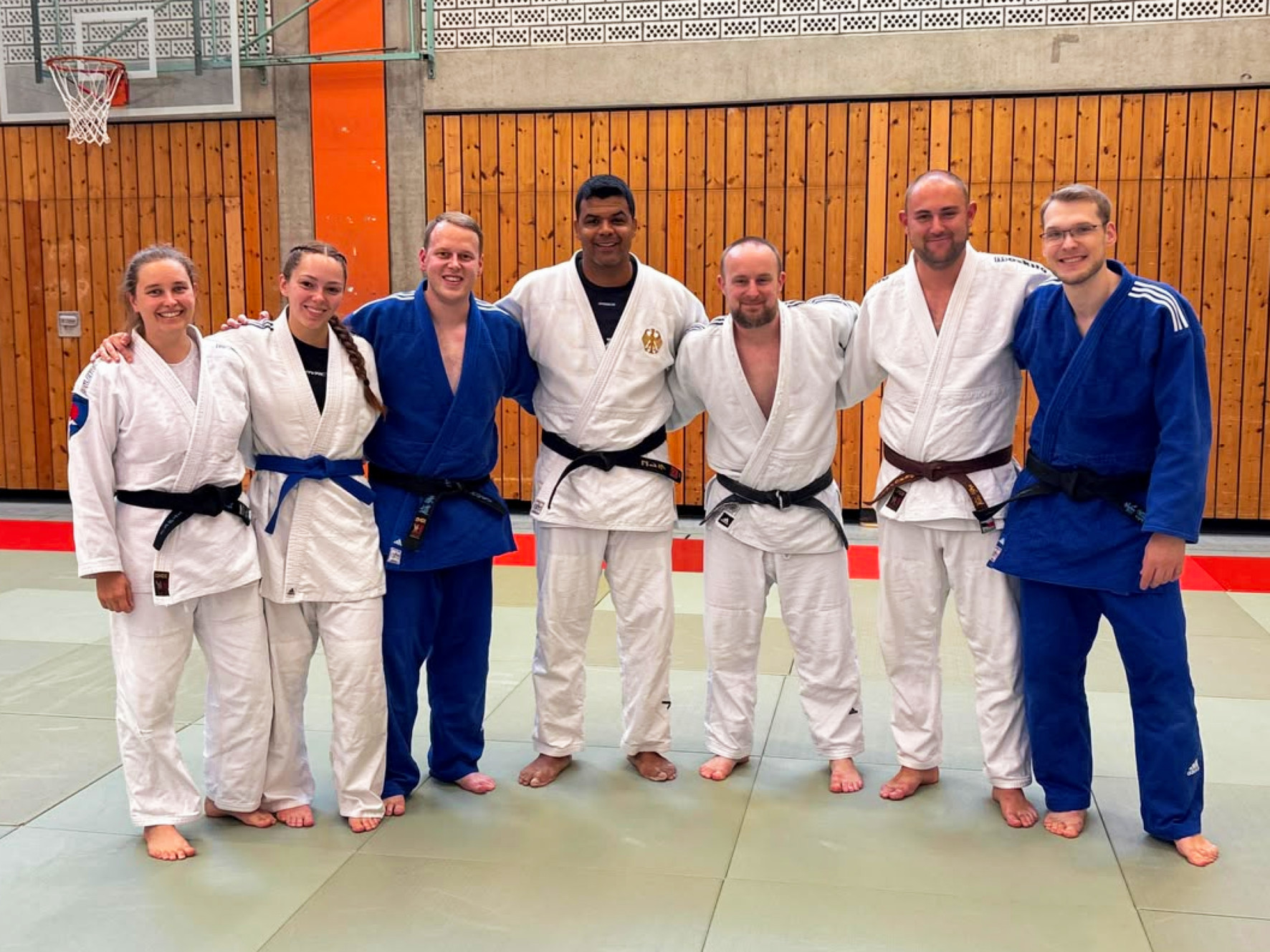 Gruppenbild: Trainer des JC Überwald 1974 e.V. mit Luciano Correa